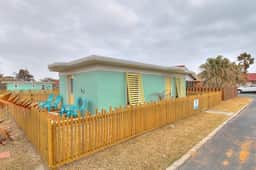Kona Cottage~Dog Friendly~In Town Location