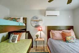 Kona Cottage~Dog Friendly~In Town Location