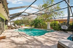 4 Br Bradenton Home~Private Pool, Outdoor Bar, W/D