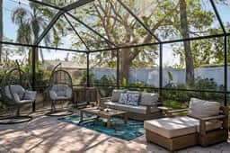 4 Br Bradenton Home~Private Pool, Outdoor Bar, W/D
