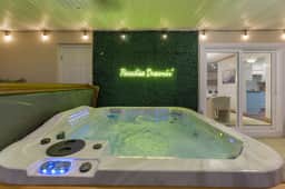 Paradise Escape | Pool, Spa, Tiki Bar & Games