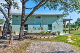 Cozy Private Retreat • Hot Tub • BBQ Grill • Yard