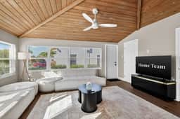 Minutes to Beach • Dog Friendly • BBQ •Patio