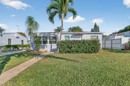 Minutes to Beach • Dog Friendly • BBQ •Patio