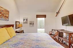 Cozy Private Cottage~Pet Friendly~Prime Location