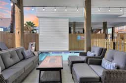 One Click Away~Private Pool~EV Charger~Beach Toys