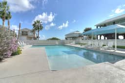Paradise Vibes- Pond Views | 2 Balconies