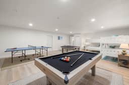 Hot Tub ~ Sportscourt ~ Game Room ~ 5 min to Beach!