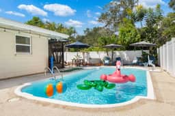 7 Min to Beach ~ Pool, BBQ & Games Getaway