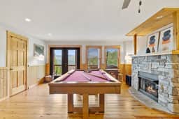 7 min to Hatley Pointe: Views, Hot Tub, 2 Decks