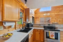 7 min to Hatley Pointe: Views, Hot Tub, 2 Decks