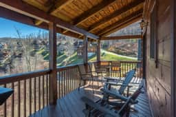 7 min to Hatley Pointe: Views, Hot Tub, 2 Decks