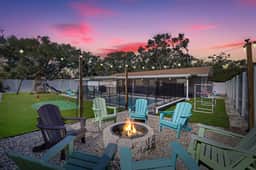 2 Miles to Beach! Fire pit ~ Heated Pool ~ PuttPutt