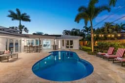 Heated Pool - Luxury Kitchen - 1 Mile to Beach