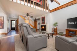 Peak View Cabin | Deck, Slopes & Dog-Friendly