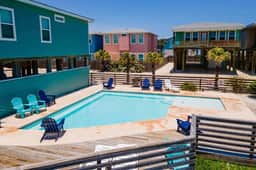 Sea Gypsy~Fire Pit~Community Pool~Corn hole
