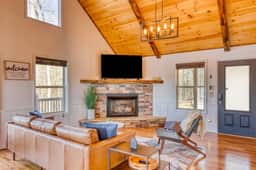 Valley Retreat! Sleeps 10 ~ Hot Tub ~ Fire Pit