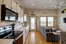 Sweet Home La Cabana~Patio & BBQ ~Community Pool