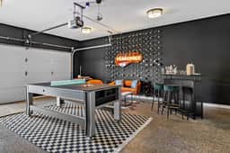 5 mins to DT! Gameroom~ Balcony~ Karaoke~Sleeps 10