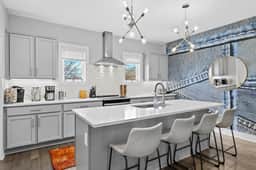 5 mins to DT! Gameroom~ Balcony~ Karaoke~Sleeps 10