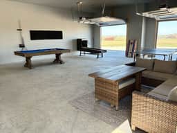 Bear Butte Luxury Retreat~ Hot Tub~ 10 Mins to DT