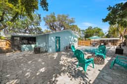 3 miles to Honeymoon Island~ Firepit & Pool