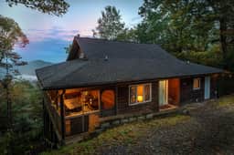 Min to Hatley Pointe: Views-Hot Tub-Sauna-Games
