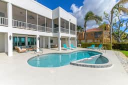 Luxury Beachfront Retreat~Pool~Game Room~Sleeps 16