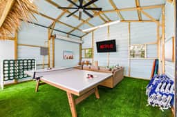 4 Br Oasis~Pool~Tiki Hut~Hot Tub~Ping Pong~Arcade