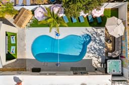 4 Br Oasis~Pool~Tiki Hut~Hot Tub~Ping Pong~Arcade