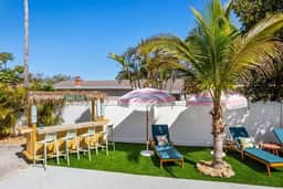 4 Br Oasis~Pool~Tiki Hut~Hot Tub~Ping Pong~Arcade