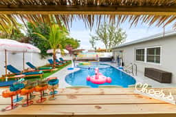 4 Br Oasis~Pool~Tiki Hut~Hot Tub~Ping Pong~Arcade