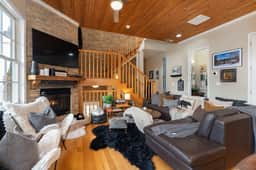 5 Min to Hatley Pointe~Hot Tub~Games~Dog Friendly