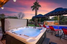 Sleeps 24, FREE Heated Pool, Pickleball, Theater