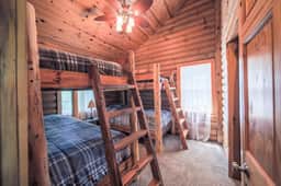 Sleeps 16 • Hot Tub•Sauna•Dogs Welcome•Ping Pong