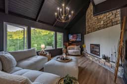 Sleeps 10~Stunning Views~Private Sauna~Fireplace