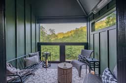 Sleeps 10~Stunning Views~Private Sauna~Fireplace