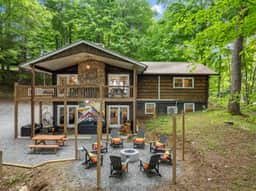 5 Min to Hatley Pointe! Après Ski~HotTub~FirePit