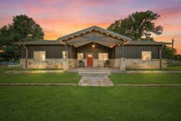 2 Home Getaway-Pool-Hot Tub-Pickleball Court