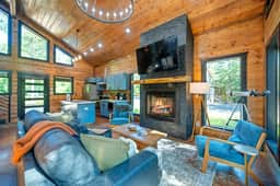 Sleeps 6~Sauna~Hot Tub~Putt Putt~Dogs Welcome