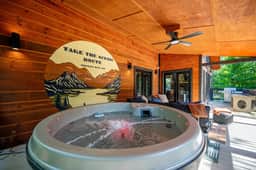 Sleeps 6~Sauna~Hot Tub~Putt Putt~Dogs Welcome