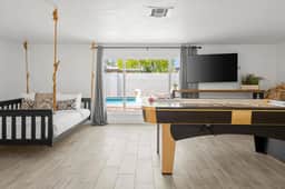 The Cabana Cove: Cabana Bar, Pool & Game Room!