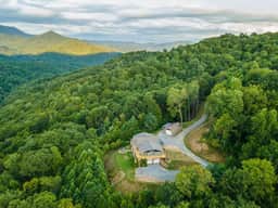 Stunning Mtn Views • Hot Tub • Firepit • Sleeps 10