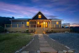 Stunning Mtn Views • Hot Tub • Firepit • Sleeps 10