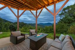 Stunning Mtn Views • Hot Tub • Firepit • Sleeps 10