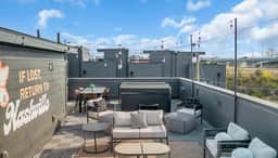 The Modern Honkey: Rooftop Hot Tub | Sleeps 12!
