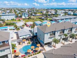 Spacious TownHouse ~ Walk to Beach ~ Resort Pool
