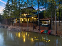 The Waterside Retreat: Hot Tub, Kayaks, EV Charger