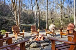 River Lodge • Kayaks • Mins to Blue Ridge • River