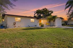 Poolside Retreat • Sleeps 8 • Putt Putt • Hot Tub